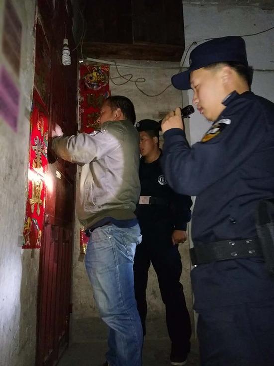 百德镇粗心妈妈误将幼女锁家中 民警全城寻开锁师傅开门