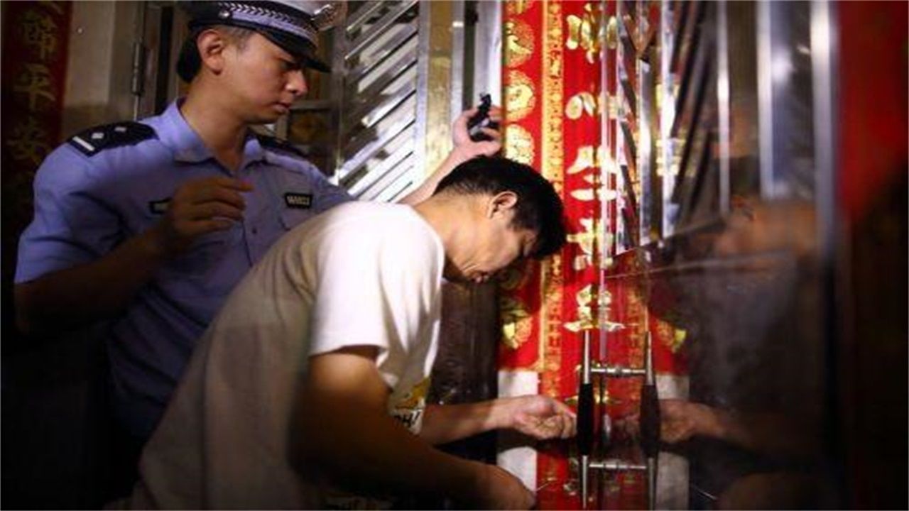 百德镇请开锁师傅开了锁后，师傅为什么一般都不进门，就算主人请也不进去？