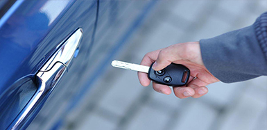 百德镇汽车钥匙锁在车里了怎么办？如何开汽车锁